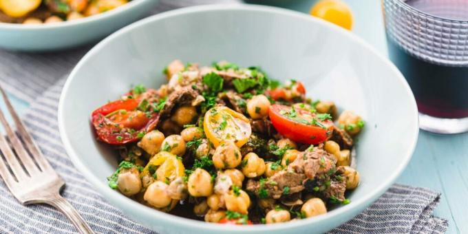 Insalata con manzo, ceci e pomodori