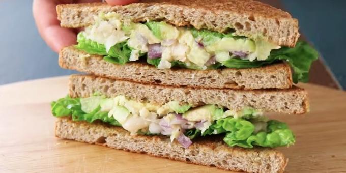 Ricette: Panino con i fagioli, cipolle, cetrioli e avocado