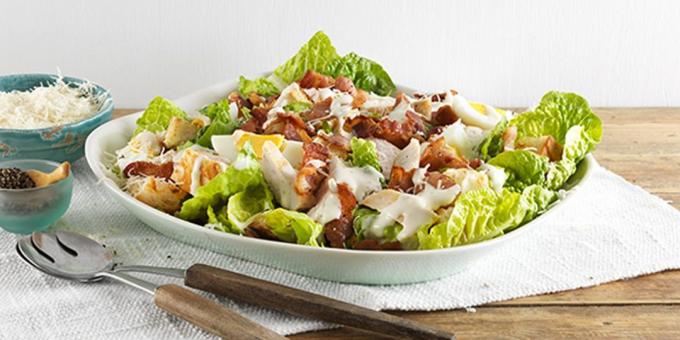 Caesar salad con pollo, funghi e pancetta