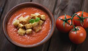 Gazpacho a base di pomodori, cetrioli e peperone