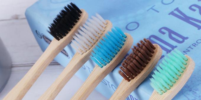 Le nostre abitudini ed ecologia: ci sono spazzolini da denti in legno e anche con setole naturali