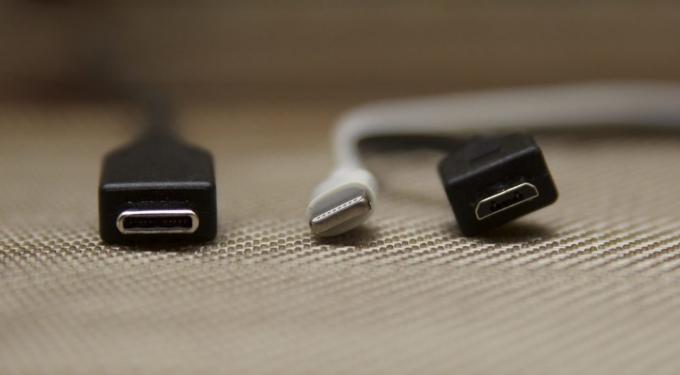 Da sinistra a destra: USB Type-C, Lampo, micro USB