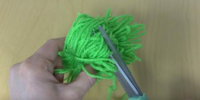Come fare un pompon: tagliare i fili sull'altro lato