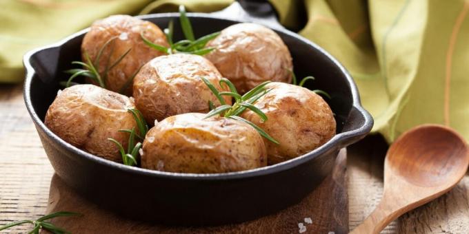 Patate giovani cotte al forno con sale