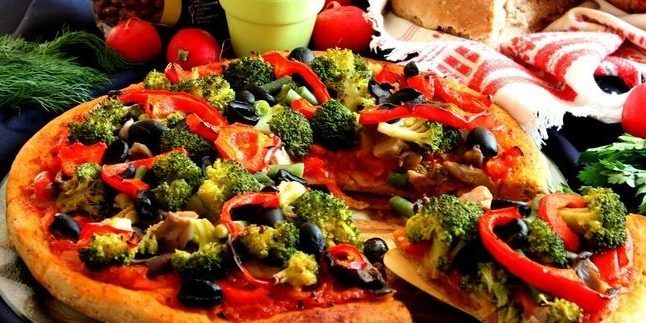 Il digiuno pizza con funghi e verdure su una pasta lievitata Bean