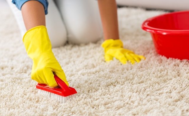 Come pulire il tappeto con l'aceto