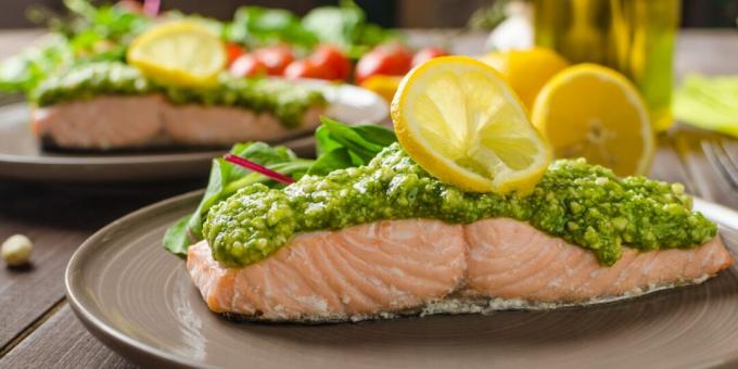 Salmone al vapore con pesto di broccoli