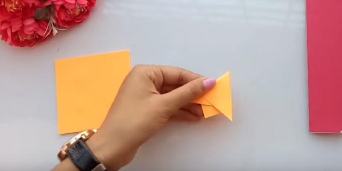 Tagliare la carta di tre colori diversi, due identici quadratino