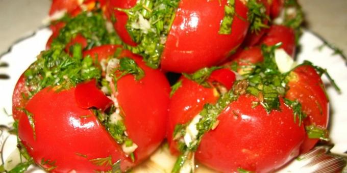 pomodori salata con aglio ed erbe aromatiche