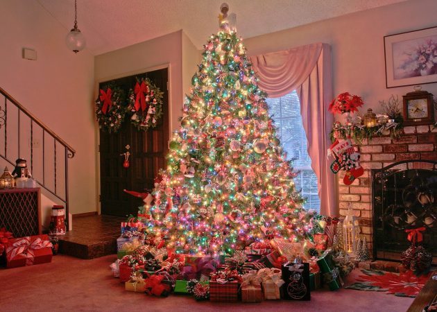 Decorare l'albero di Natale: come installare