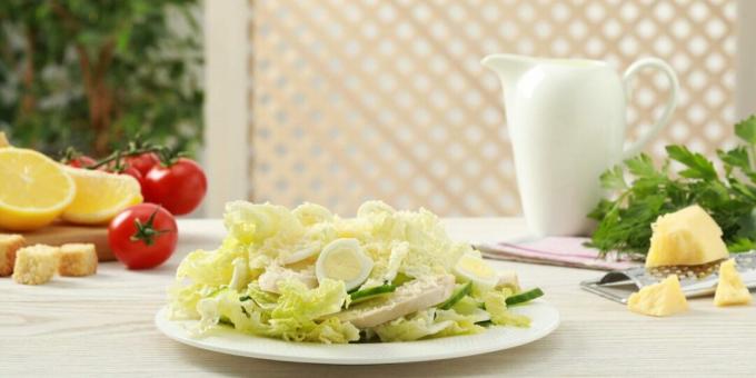 Insalata con cavolo cinese, pollo e uova di quaglia