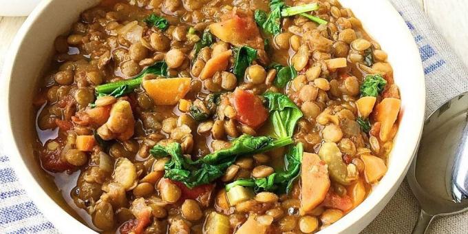 Zuppa di lenticchie con verdure e spinaci