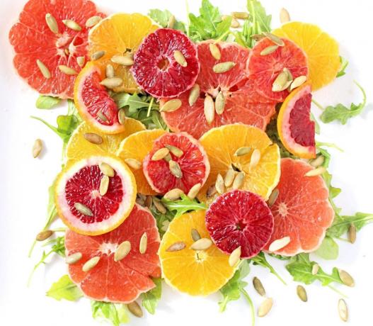 insalata vitamina con arance, rucola e semi di zucca
