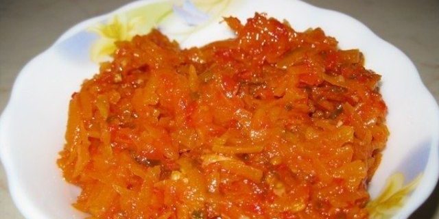 Come prepararsi per le carote invernali Insalata di carote, pomodori e peperoni