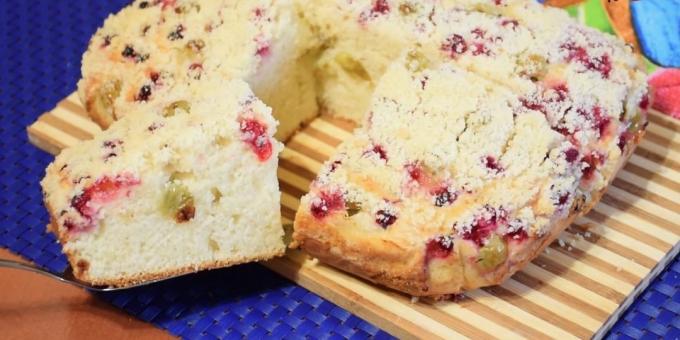 Torta con latte e ribes e uva spina