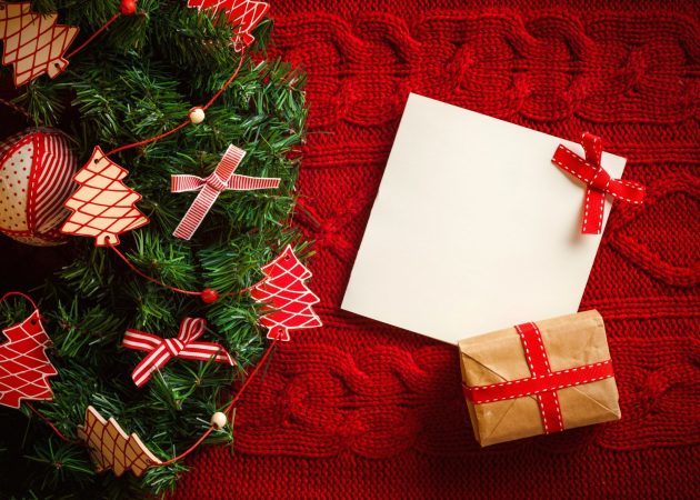 Decorare un albero di Natale: regali