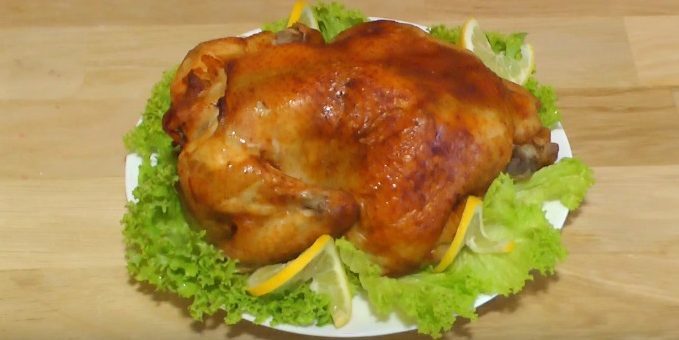 Un pollo intero al forno con salsa piccante di soia, cotto nella manica