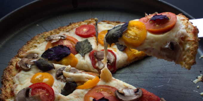 Pizza di cavolfiore a basso contenuto calorico con funghi e basilico