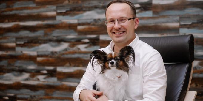 Il fondatore di gioco localizzazione in studio INLINGO Pavel Tokarev ufficio dog-friendly
