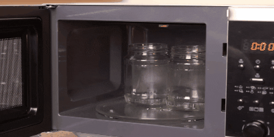 Come per sterilizzare vasi nel forno a microonde: Riempite le giare di acqua e mettere in forno a microonde