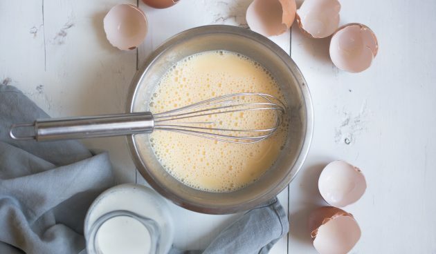 Quesadillas con formaggio, everch, senape e uova strapazzate: sbattere le uova, il sale e il latte per le uova strapazzate