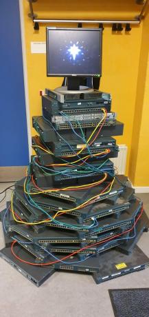 Albero di Natale fatto di router