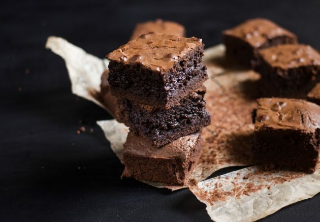 ricetta del brownie al cioccolato: tritare i prodotti da forno dopo averli raffreddati completamente