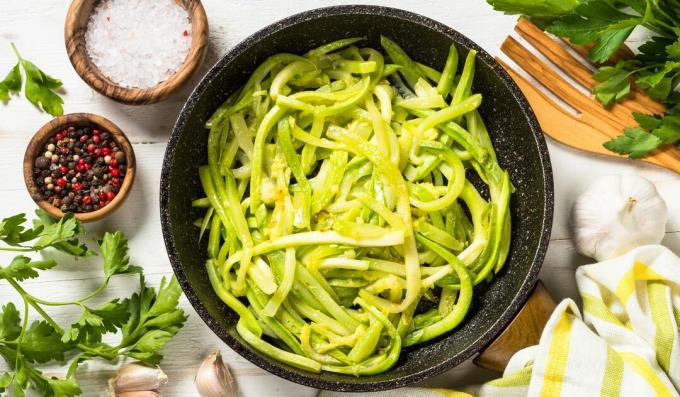 Insalata piccante di zucchine con salsa di soia