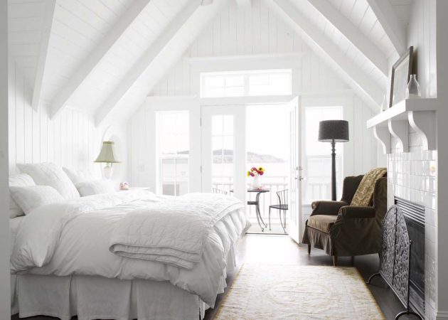 Piccola camera da letto: pareti bianche