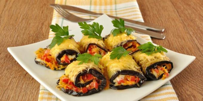 Involtini di melanzane al forno con pomodori, peperoni e formaggio