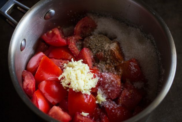Confettura di Pomodoro: Mettere gli ingredienti in una casseruola