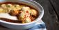 Casseruola di gnocchi italiani con pomodori, aglio e formaggio