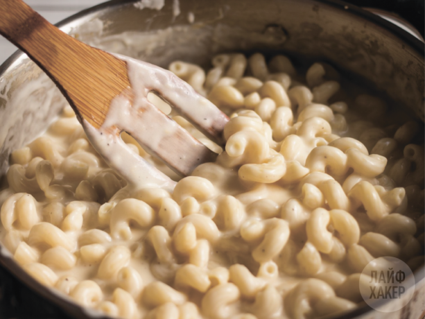 RICETTE: Pasta con la salsa di formaggio in una ciotola