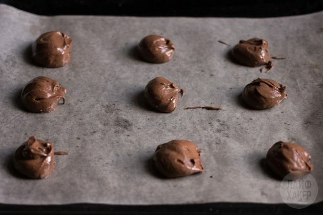 biscotti con gocce di cioccolato senza farina: foderare la pasta sopra la pergamena