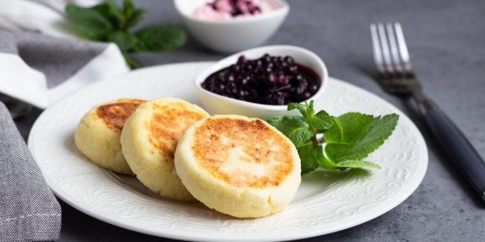 Come cuocere le torte di formaggio con le mele: la migliore ricetta