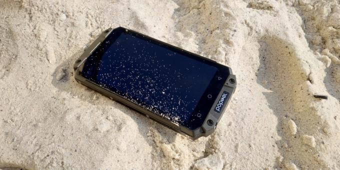 Protetta smartphone Poptel P9000 Max: Sulla spiaggia