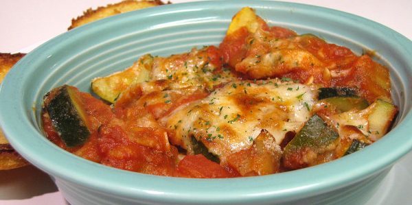 Zucchini nelle ricette del forno: ratatouille al forno con zucchine e pancetta