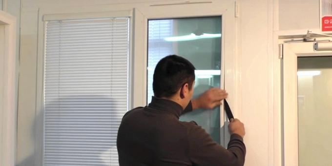 Come regolare la finestra di plastica vetri tiro perline