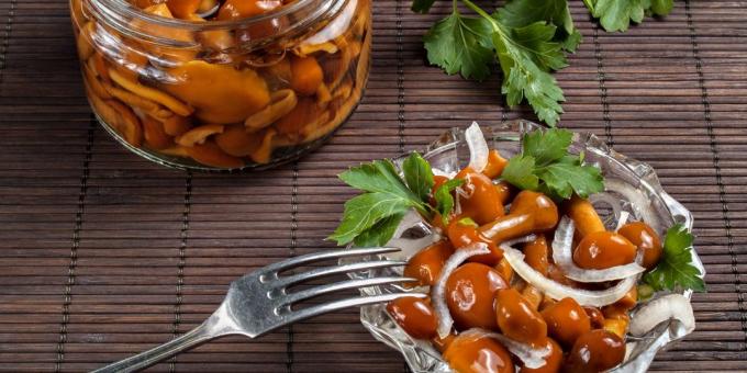 funghi marinati con chiodi di garofano e pepe: ricetta facile