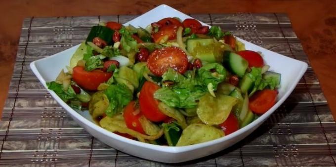 Insalata di verdure con patatine, arachidi e salsa di soia