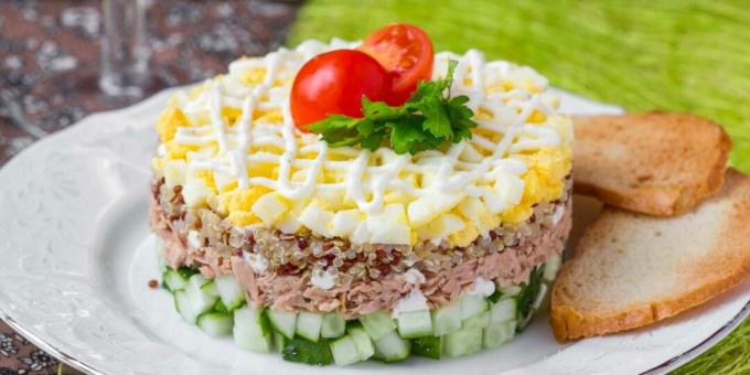 Insalata con tonno, cetrioli e quinoa