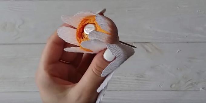 Come fare un bouquet di caramelle con le tue mani: crea la prima fila di petali