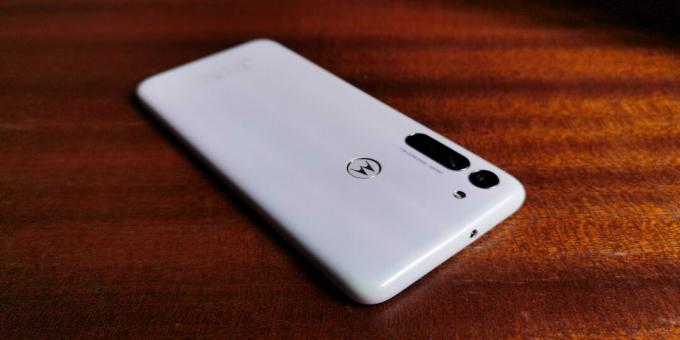 Motorola Moto G8: design ed ergonomia