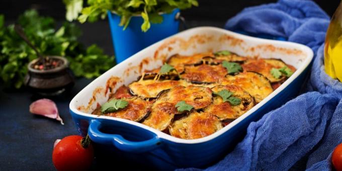 Casseruola di melanzane con pollo e salsa di pomodoro