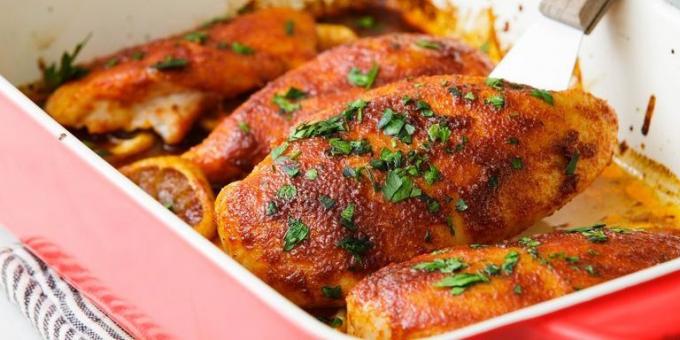 Come cucinare il pollo nel forno: petto di pollo con una crosta rossastra su un letto di limone