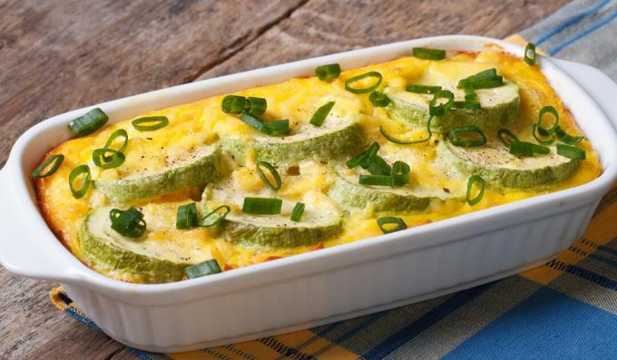 Casseruola di zucchine con uova e formaggio