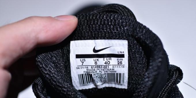 sneakers originali e contraffatti Nike: look per l'etichetta che indica la dimensione del paese di fabbricazione ed il codice