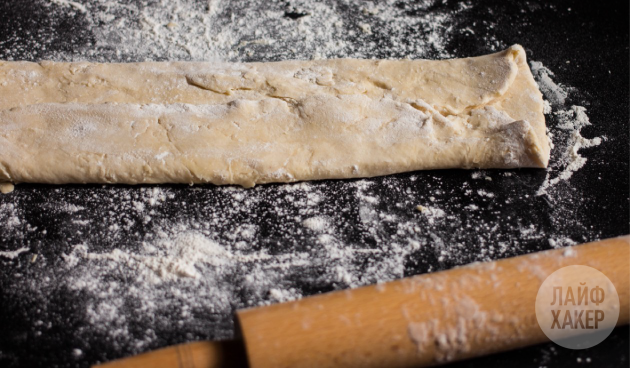 Ricetta croissant semplice: piegare a metà nel senso della lunghezza