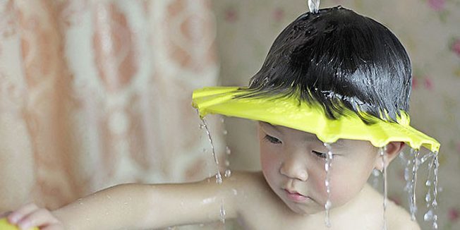 Visiera per lavare i capelli del bambino