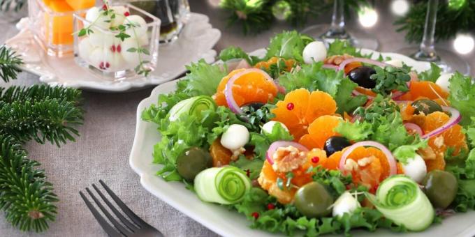 Insalata festiva leggera con mandarini, olive e formaggio